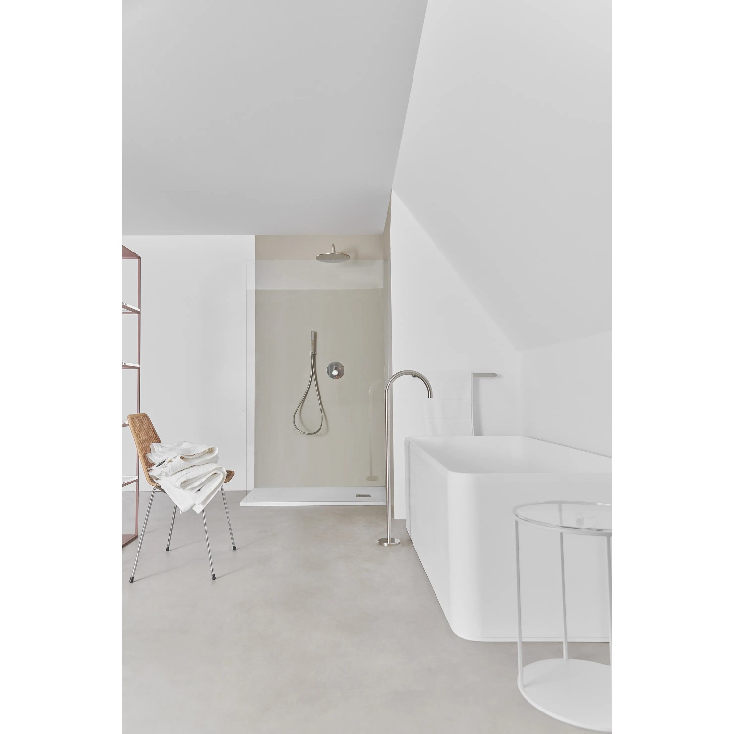 Ideal Standard Brausehalter Idealrain Atelier, rund, Chrom, in moderner Badumgebung.