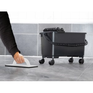 LUX Fliesenwasch-Set Comfort mit Eimer auf Rädern und Reibebrett im Einsatz.