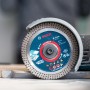 Bosch Expert Diamanttrennscheibe Hard Keramik, Ø 76mm, montiert an einem Winkelschleifer.