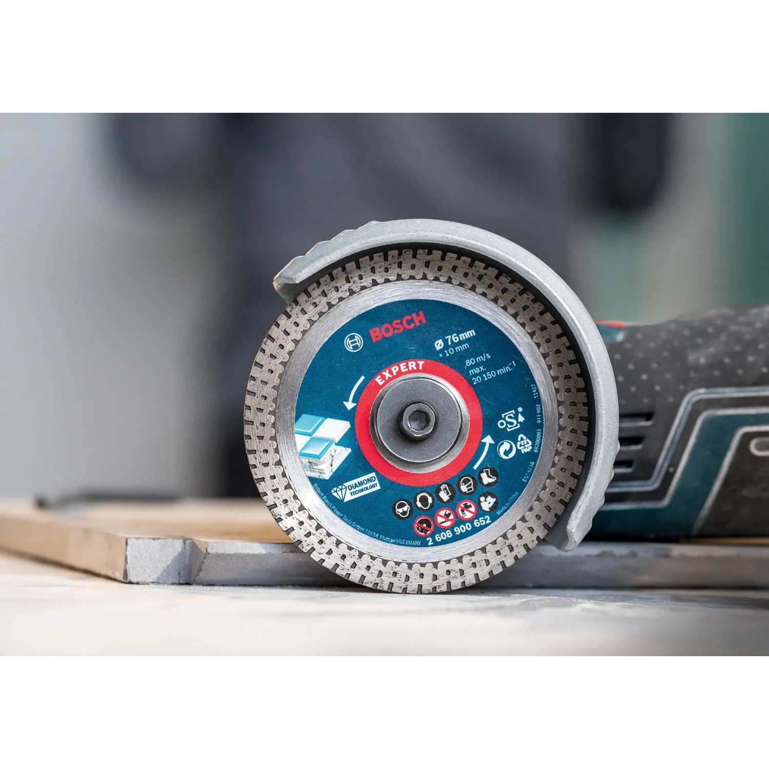 Bosch Expert Diamanttrennscheibe Hard Keramik, Ø 76mm, montiert an einem Winkelschleifer.