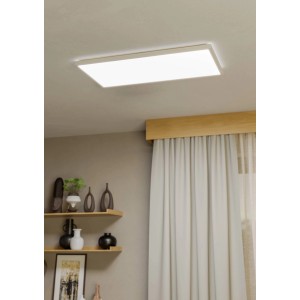 Weiße, rechteckige Eglo LED-Deckenleuchte Rovito (30x57cm) an der Decke. Moderne Deckenleuchte für Wohnraum.
