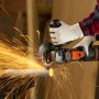 Black+Decker Akku-Winkelschleifer BCG720N (Solo) im Einsatz beim Schleifen mit Funkenflug.