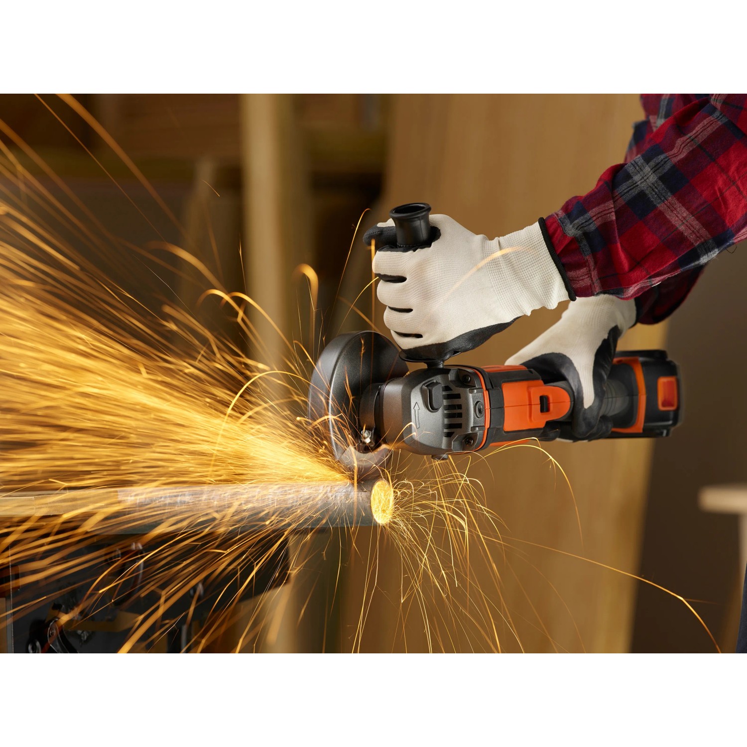 Black+Decker Akku-Winkelschleifer BCG720N (Solo) im Einsatz beim Schleifen mit Funkenflug.