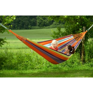Amazonas Hängematte Colombiana Mandarina mit zwei Personen im Garten. Bunte Streifen in Orange, Lila und Grün.