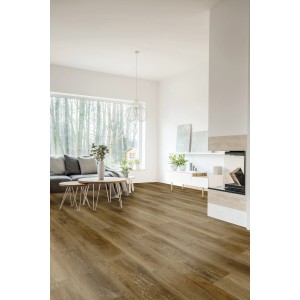 Verlegter Click-Vinylboden SPC Accra Eiche im Wohnraum, helle Holzoptik.