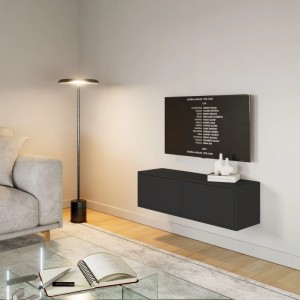 Schwarzes Selsey TV-Hängeboard Framme 100 cm, wandmontiert, grifflos, in modernem Wohnzimmer mit Sofa.