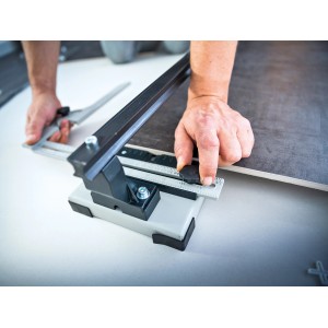 LUX Fliesenschneider FSM-800 Professional beim Fliesenschneiden in Aktion.