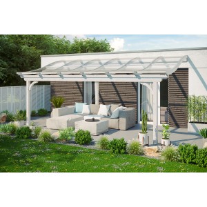 Weiße Skan Holz Terrassenüberdachung Verona mit geschwungenen Sparren und Polycarbonat-Dach.