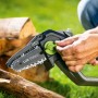 LUX-TOOLS Akku-Astsäge A-EAS-20/154 im Einsatz, Akku-Kettensäge für Gartenarbeiten.