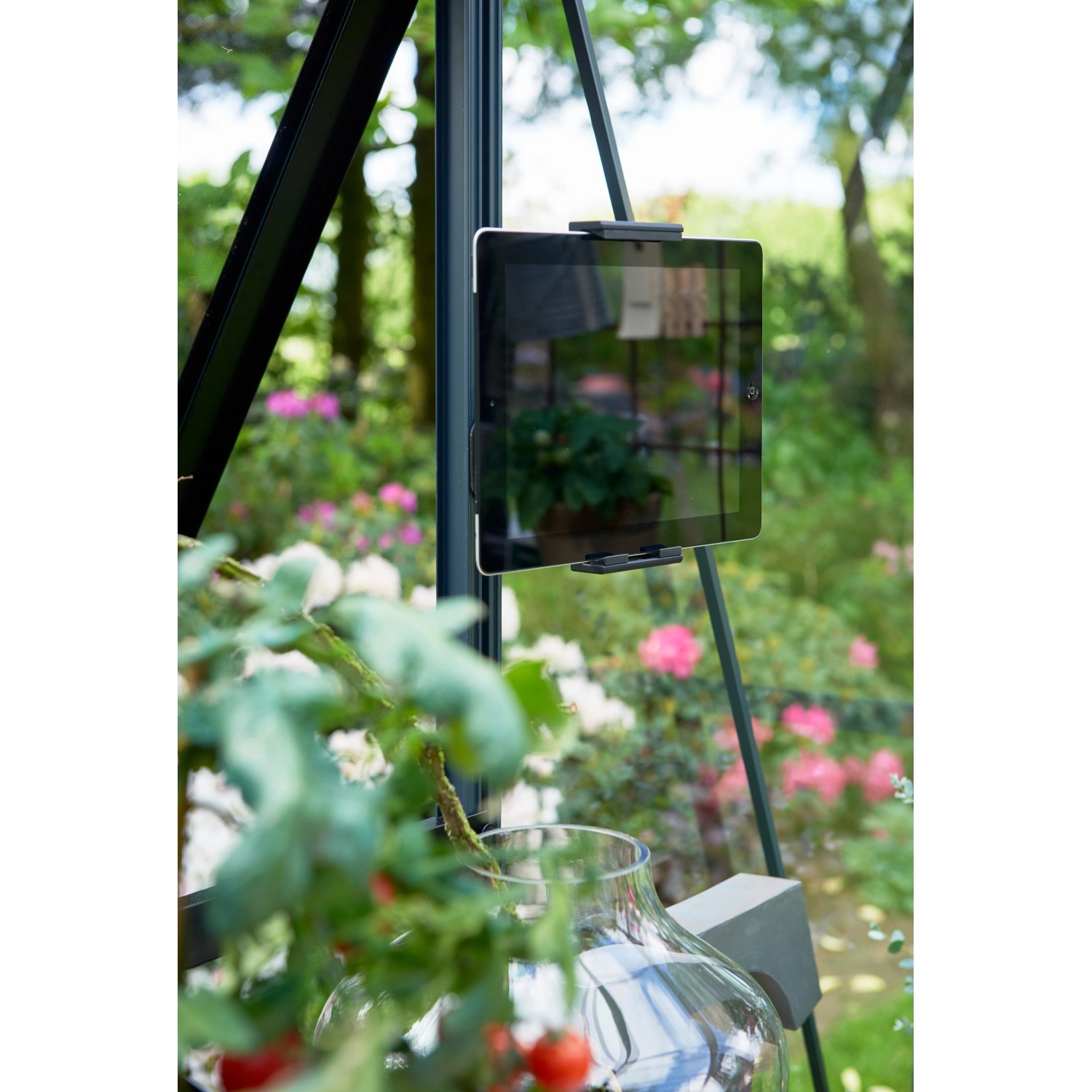 Schwarzer Juliana Tablet Halter im Gewächshaus, befestigt an Profilen.