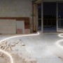 Kabeltrommel mit 25 m Lichtband auf Baustelle, leuchtend.