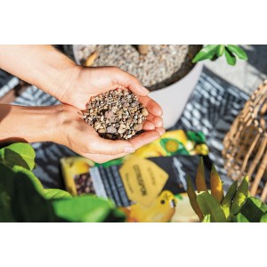 Hände halten Lechuza Citrus Pon Pflanzsubstrat (12 l). Spezialerde für Zitruspflanzen.