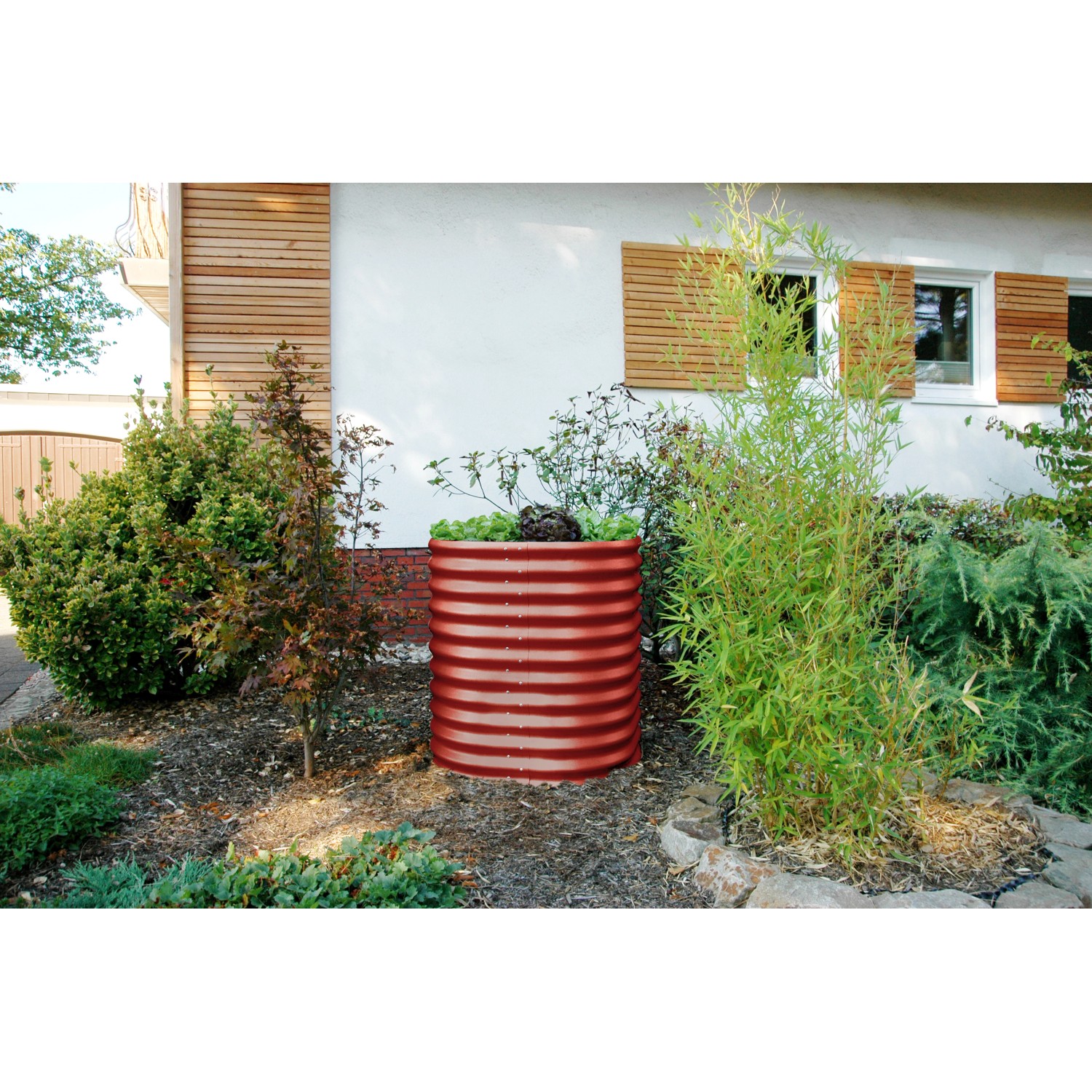 Rotes, rundes Vitavia Hochbeet Vita 858 Rubin aus Metall im Garten.