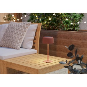 Rote EGLO Solar LED Tischleuchte ROCCANOVA mit Touchdimmer auf Gartentisch.