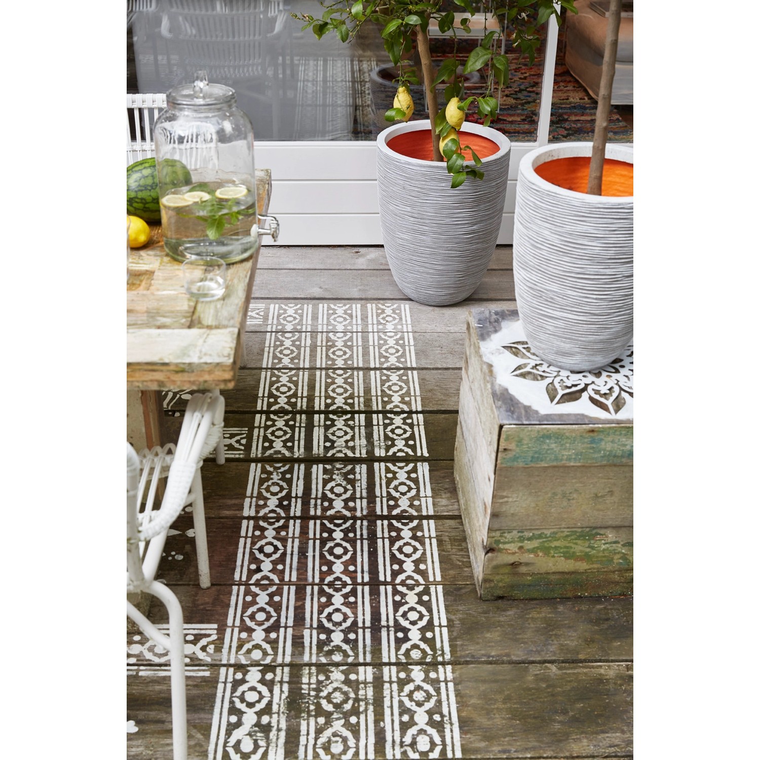 Capi Nature Rib Pflanztopf, elfenbeinfarben, Ø 36 cm, mit Riffelstruktur, im Außenbereich.