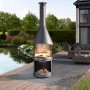 Buschbeck Gartengrillkamin Sydney Dunkelgrau mit Grillrost und Holz im Brennraum.