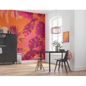 Raum mit Komar Vliestapete Funky Jungle in Orange und Pink mit Pflanzenmotiven.