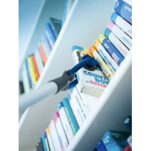 LUX Müllgreifer (87 cm) im Einsatz zum Greifen eines Buches in einem Regal.