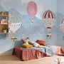 Kinderzimmer mit Komar Fototapete Vlies Happy Balloon (500x250 cm) mit bunten Heißluftballons.