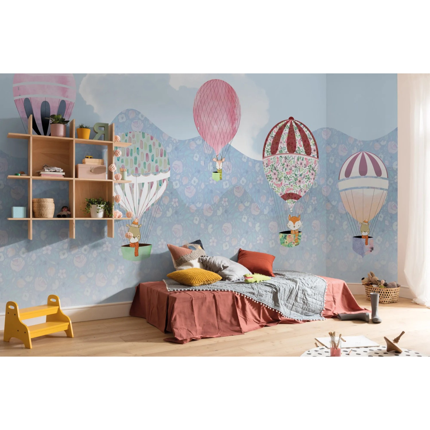 Kinderzimmer mit Komar Fototapete Vlies Happy Balloon (500x250 cm) mit bunten Heißluftballons.