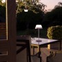 EGLO LED Tischlampe Meggiano, lila-weiß, kabellos, mit Touch-Funktion und RGBW, IP54, im Garten.
