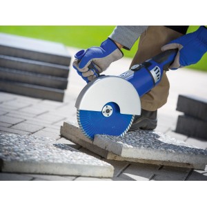 LUX Diamant-Trennscheibe 230 mm im Einsatz zum Schneiden von Steinplatten mit Winkelschleifer.