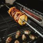 Enders Grillspieß Pro mit Grillgut auf einem Grill. Edelstahl Spieß für perfekte Grillergebnisse.