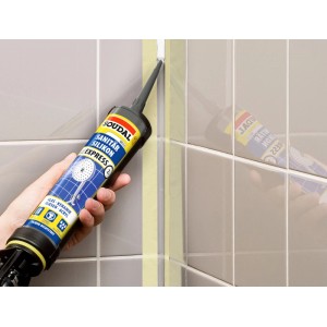 Hand trägt Soudal Sanitär Express Silikon Manhattan in Fuge zwischen hellgrauen Fliesen auf. Für Bad & Dusche.