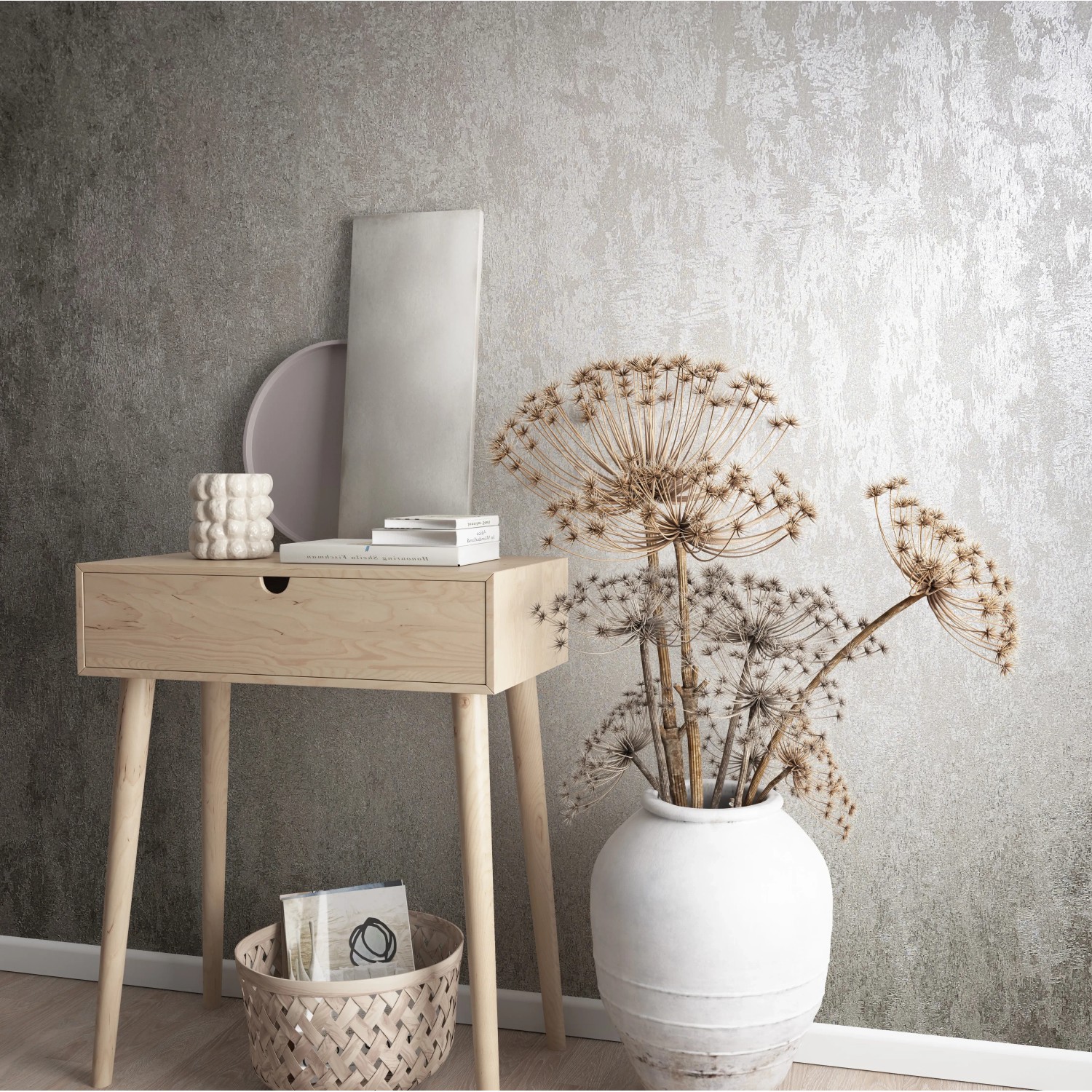 Marburg Vliestapete Betonoptik Struktur Grau Metallic an Wand hinter Kommode.
