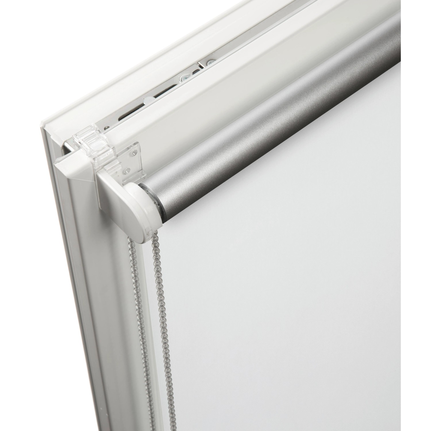 Detailaufnahme: Weißes Schöner Wohnen Thermo-Rollo Martha mit Kettenzug und silberner Rollenwelle.
