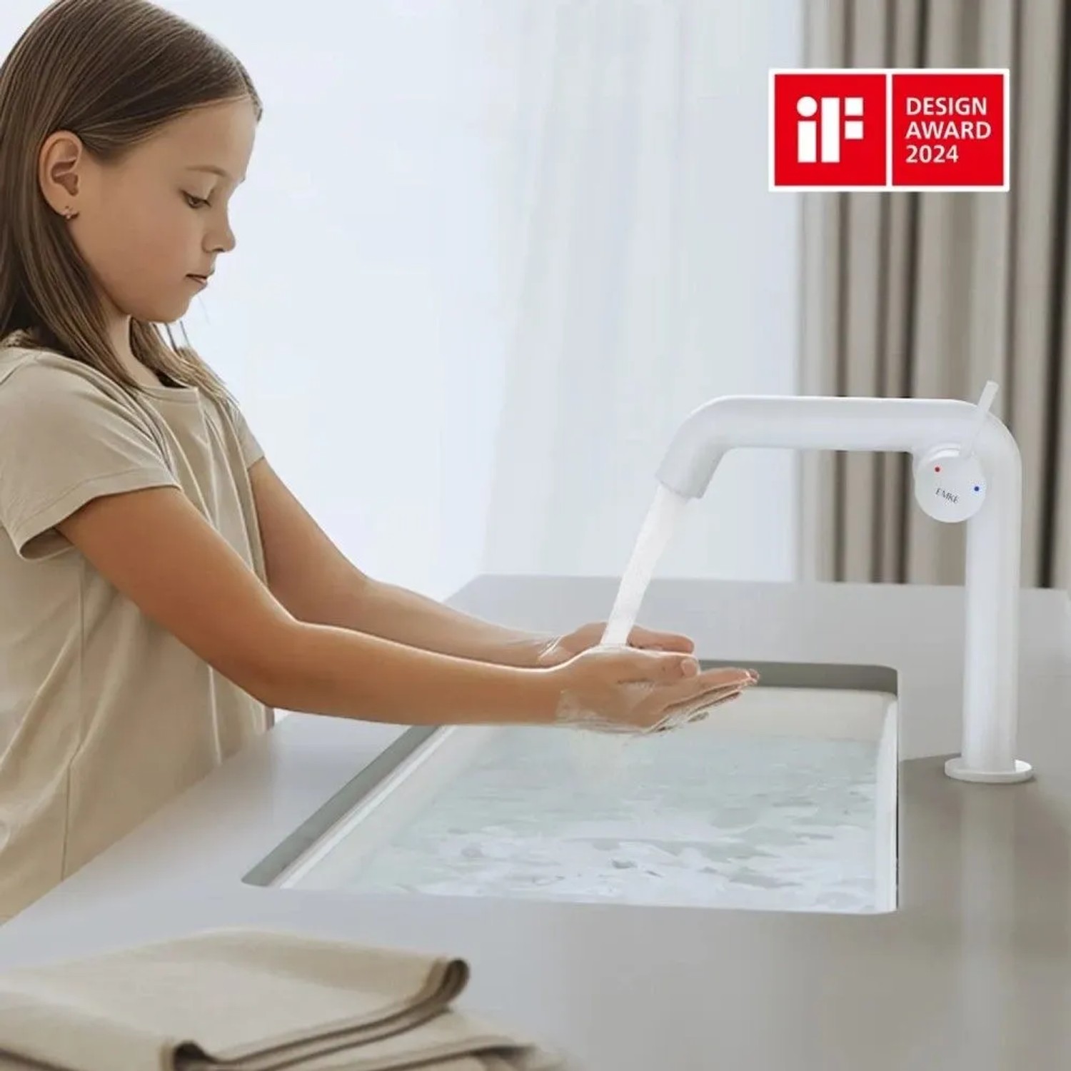 Weiß matte Emke Waschtischarmatur mit Einhebelmischer im modernen Bad. Kind wäscht Hände. iF Design Award 2024 Gewinner.