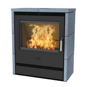 Schwarzer Fireplace Küchenofen mit Specksteinverkleidung und brennendem Feuer.