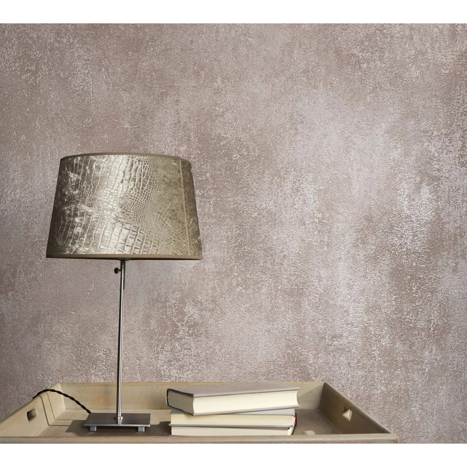Marburg Vliestapete Hailey Uni Beige-Braun an Wand, mit Lampe. Dekorative Tapete mit matter Glanz Optik.