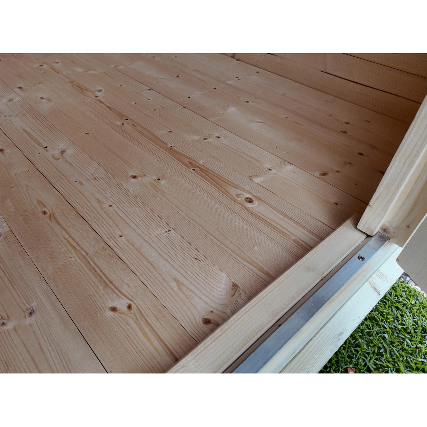 Detailaufnahme: Holzboden und Türrahmen des grauen weka Gartenhaus 122 Gr.3.