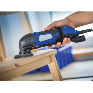 Dreieckschleifer mit Schleifauflage K320 beim Schleifen von Holz.