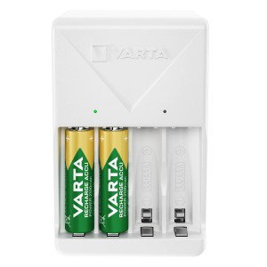 Varta Plug Charger Ladegerät mit 2 AA und 2 AAA Akkus im Ladeschacht.