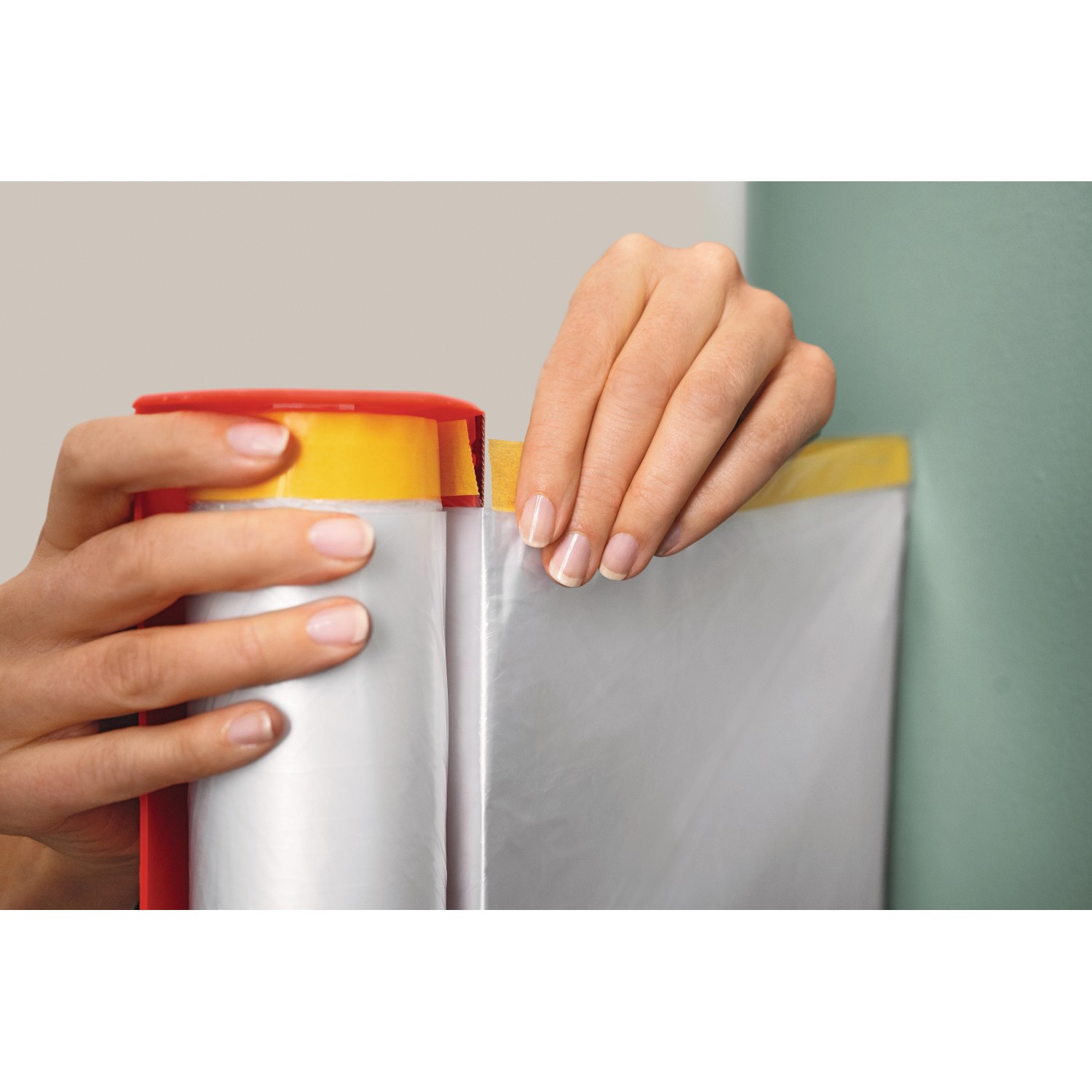 Tesa Easy Cover Abdeckfolie mit Klebeband im Spender für saubere Farbkanten.