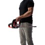 Einhell Akku-Heckenschere Arcurra 18/55 in Nutzung, rot/schwarz, für präzise Heckenschnitte.