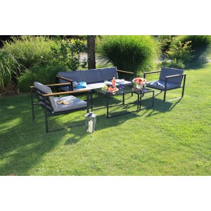 Lounge Space Gartenmöbel-Set mit Sofa, Sesseln und Tischen auf Rasen.