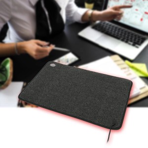 Thermo Infrarot Heizteppich 39x59cm auf Schreibtisch mit Laptop und Person im Hintergrund.