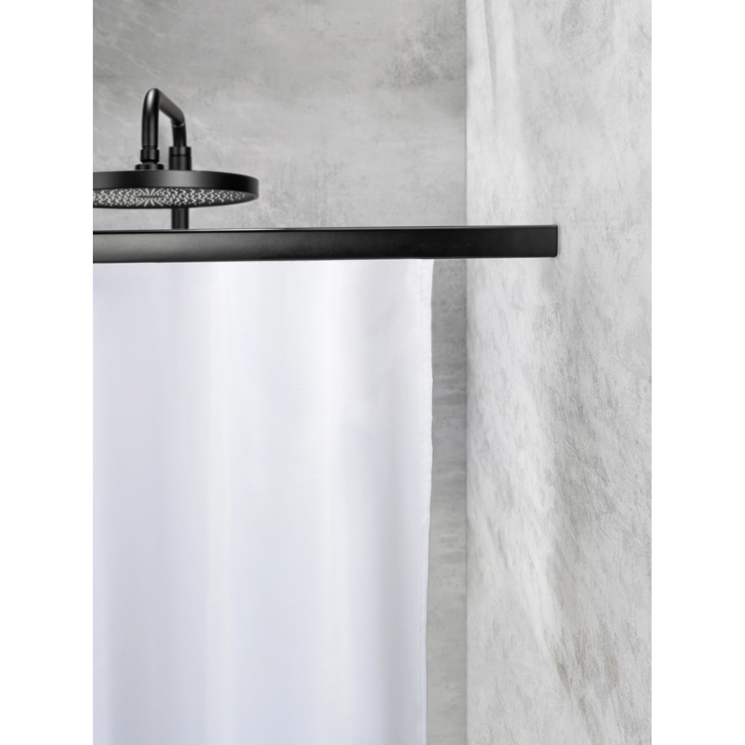 Schwarze Schöner Wohnen Teleskop-Duschschiene Jete mit Duschkopf und weißem Vorhang.