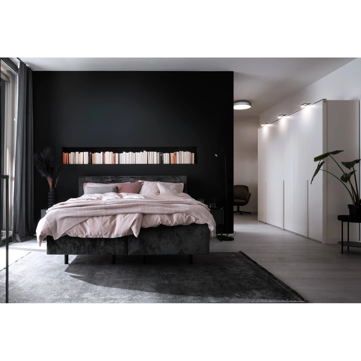 Schlafzimmer mit schwarzer Wand, Bett und Schöner Wohnen Aluminium-Vorhangschiene Emilia, schwarz-matt.