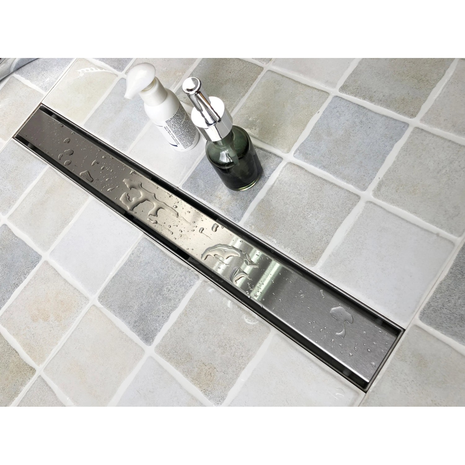 Verosan+ Duschrinne Lech 70 cm aus Edelstahl, eingebaut im Badezimmer.