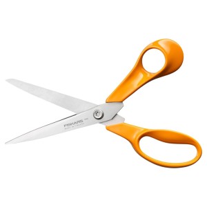 Fiskars Universalschere Garten Classic, 21 cm, mit orangefarbenen Griffen und Stahlklingen.