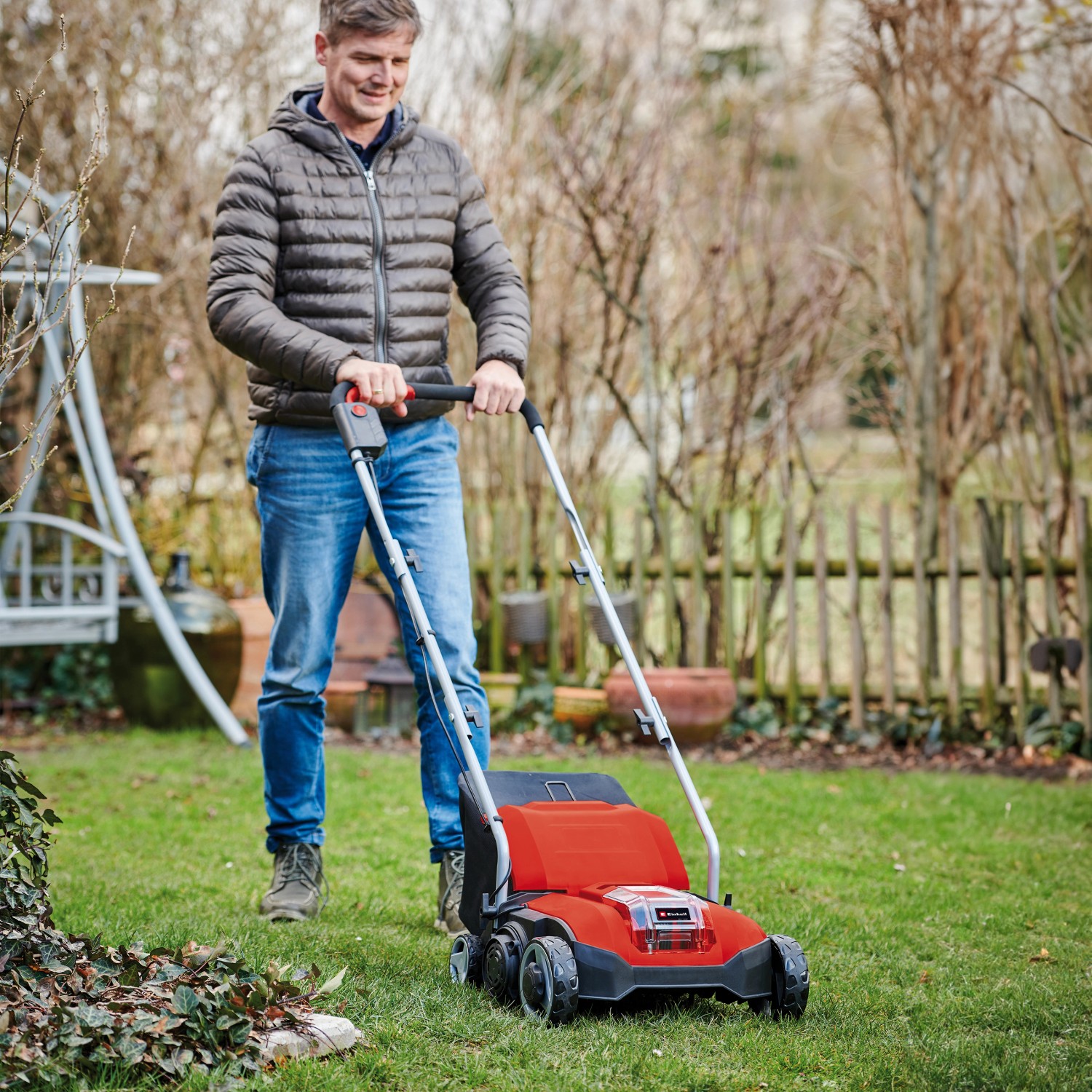 Einhell Akku-Vertikutierer GC-SC 18/28 Li-Solo in Nutzung auf Rasenfläche.