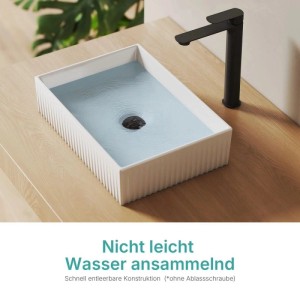 Weißes rechteckiges Keramik Aufsatzwaschbecken mit geriffelten Seiten auf Holzplatte, schwarzer Wasserhahn. Modernes Bad.