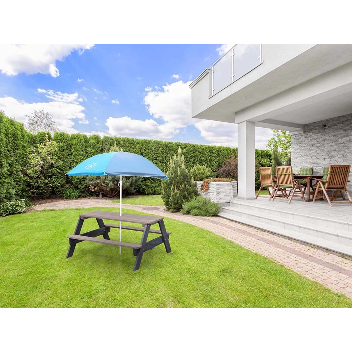 Axi Nick Picknicktisch mit blau-grauem Sonnenschirm im Garten.