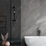 Helles Marmor Wandpaneel (260x90cm) im Badezimmer mit Dusche und Badewanne.