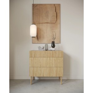 Selsey Kommode Nolie aus geölter Eiche mit drei Schubladen, oberste geriffelt, auf Holzbeinen. Modernes Japandi-Design.
