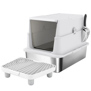 Geschlossene PawHut Katzentoilette aus Edelstahl und hellgrauem Kunststoff mit Streufilter und Schaufel.